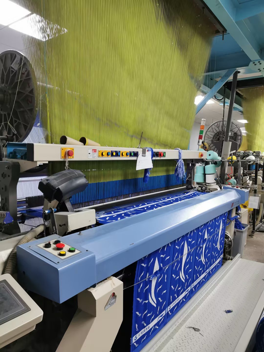 Woven jacquard fabric with integrated logo